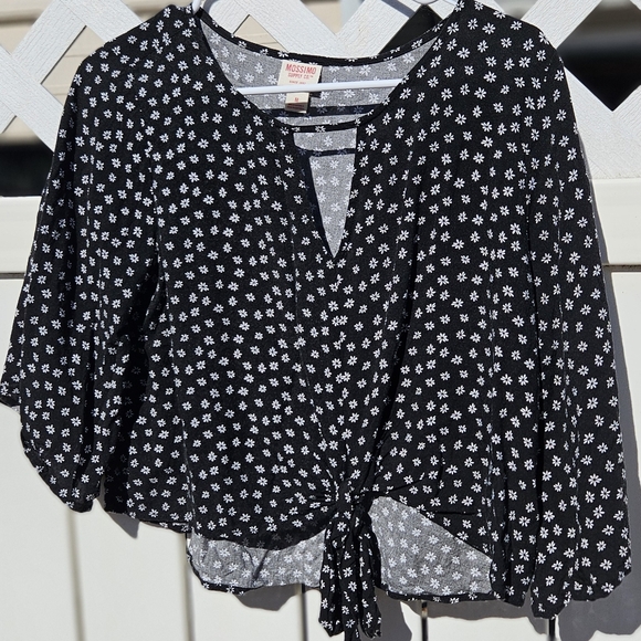 Mossimo tie front top - Picture 1 of 1